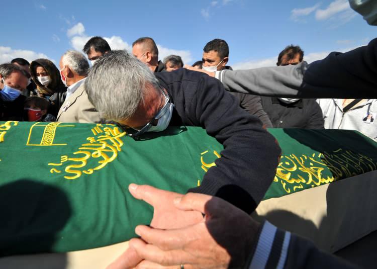 <p>T&uuml;rkiye ge&ccedil;en cuma g&uuml;n&uuml; saat 14.51'de İzmir'i vuran depremle sarsıldı. Deprem, İzmir&rsquo;in yanı sıra Aydın, Muğla, Manisa, Denizli, &Ccedil;anakkale, Bursa, İstanbul, Uşak, K&uuml;tahya, Bursa, Yalova, Tekirdağ ve Edirne'de hissedildi. Depremde Bayraklı il&ccedil;esinde bulunan Rıza Bey Apartmanı yıkıldı. Yıkılan binanın enkazında arama- kurtarma &ccedil;alışması yapan ekipler, 91 saat sonra Ayda Gezgin&rsquo;i (3) sağ olarak &ccedil;ıkardı. Ancak Ayda&rsquo;nın annesi Fidan Gezgin&rsquo;in cansız bedenine ulaşıldı.</p>

<p>&nbsp;</p>
