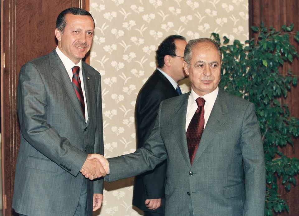 <p>Erdoğan’ın, 8 Mart 2003'te Siirt'te yapılan yenileme seçimlerinde milletvekili seçilmesinin ardından Abdullah Gül başkanlığındaki hükümet istifa etti ve Cumhurbaşkanı Ahmet Necdet Sezer, hükümeti kurma görevini Erdoğan'a verdi.</p>

<p> </p>
