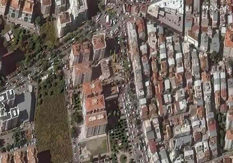 <p>11 kişinin yaşamını yitirdiği, 7 kişinin kurtulduğu Manavkuyu Mahallesi'ndeki Yağcıoğlu Apartmanı'nın enkazı da görüntülerde yer aldı. 9 kişinin öldüğü, 13 kişinin kendi imkanlarıyla ya da ekiplerin desteğiyle kurtulduğu Manavkuyu Mahallesi'ndeki yan yatan Yılmaz Erbek Apartmanı'nın arama kurtarma çalışmaları sırasında yıkılmaması için vinçlerle desteklendiği görüntülere yansıdı.</p>
<p> </p>