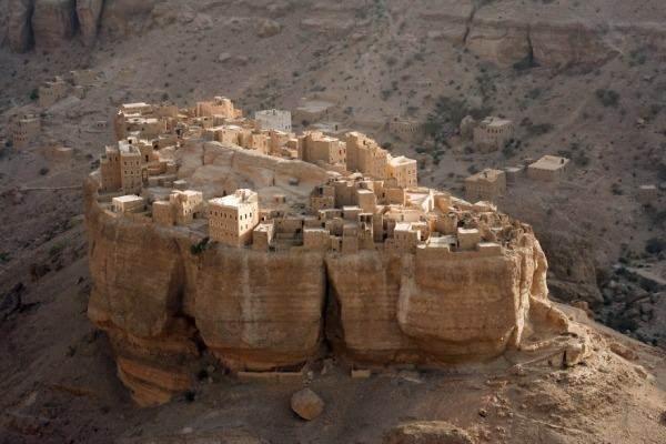 <p>Huş, Yemen'in başkenti Sana ile Taiz kentleri arasında kalan bir Türk kalesinin adı.  Bu yüzden Yemen'e giden askerler için yakılmış bu türküde "Huş'tur" denmesi akla yatkın gelebilir. <br />
 </p>
