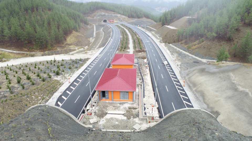 <p>Öte yandan, söz konusu yol, Kayseri-Kahramanmaraş-Gaziantep Devlet yoluyla bütünleşerek, hem doğu-batı hem de kuzey-güney aksının parçası olacak ve transit trafik ile turizm sirkülasyonunun sağlanması sayesinde bölgenin sosyal ve ekonomik gelişimine katkı verecek.</p>
<p> </p>