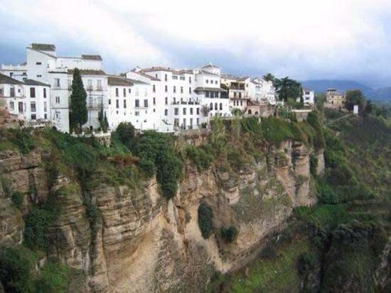 <p>Deniz seviyesinden 750 metre yüksekteki dağlık bir bölgede yer alan Ronda, Malaga ilinde uçurum kenarındaki bir kasaba.</p>

<p> </p>
