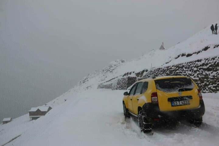 <p>Rize'nin &Ccedil;amlıhemşin il&ccedil;esi ile Artvin sınırları arasında bulunan ve doğal g&uuml;zellikleriyle &uuml;nl&uuml; Ka&ccedil;kar Dağları Milli Parkı'nda yer alan yaylalara kar yağdı.</p>
