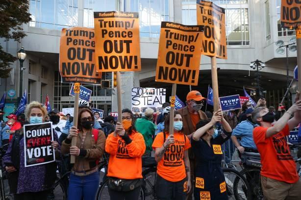 <p>ABD başkanlık seçiminde oy sayımının devam ettiği Pennsylvania eyaletinin Philadelphia kentinde Cumhuriyetçi Donald Trump ve Demokrat Joe Biden destekçileri karşıt protestolar düzenledi.</p>
