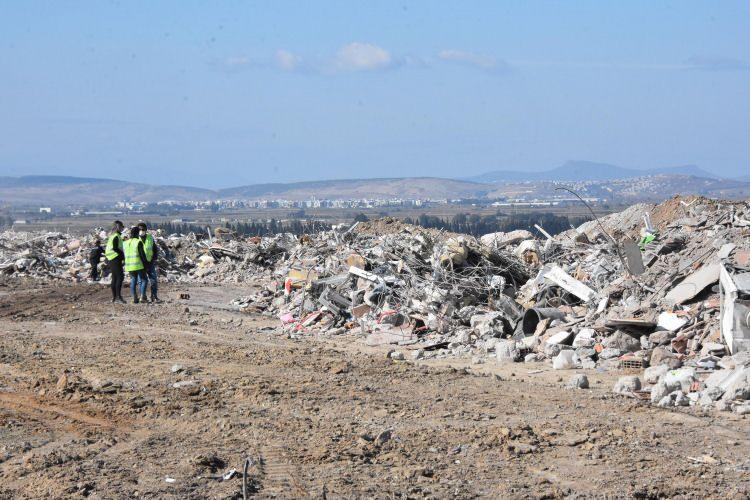 <p>İzmir'in Seferihisar ilçesi açıklarında meydana gelen depremin ardından yıkılan ve ağır hasar gören binaların enkazları tek bir alanda toplandı. Hiç kimsenin yaklaştırılmadığı bölgede hem emniyet görevlileri hem de belediye çalışanları 24 saat boyunca nöbet tutuyor.</p>
