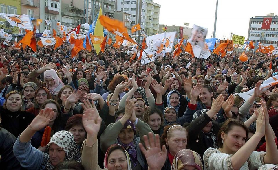 <p>İlk kez girdiği genel seçimlerde tek başına iktidarı yakalayan AK Parti, 2004 yılındaki mahalli idareler seçimlerinde de yüzde 41,7'lik oy oranıyla yine birinci olmayı başardı. AK Parti böylece 1950 belediyeyi kazandı.</p>

<p> </p>
