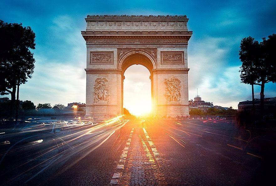 <p>Fransa'nın Paris kentinde yer alan Zafer Takı da fotoğraflardaki gibi görünmüyor.</p>