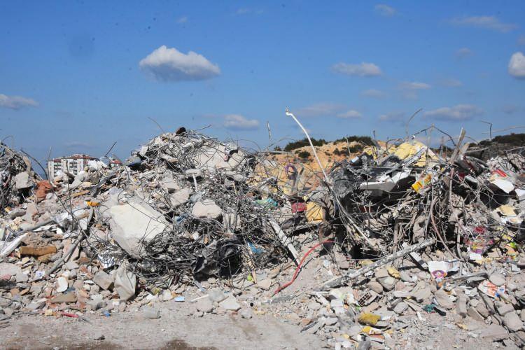 <p>​İzmir'in Seferihisar ilçesi açıklarında, cuma günü meydana gelen 6.6 büyüklüğündeki depremde bazı binalar yıkıldı, bazıları da ağır hasar gördü. </p>
