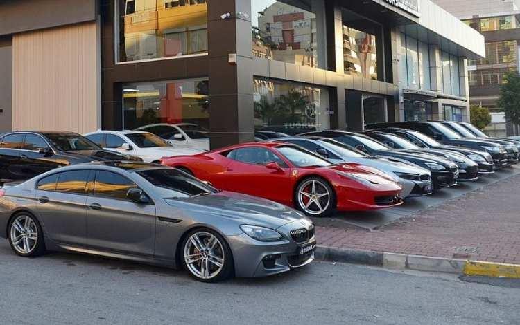 <p>Bu durum piyasada kartopu etkisi yaparken, fiyatları sunni şekilde yukarı çekti. Ayrıca piyasaya yeni sunulan modelleri bayilerden toplayan al-sat'çılar ikinci el otomobil pazarında bu araçları, liste fiyatlarının çok üstünde yaklaşık 30-100 bin TL arasında kâr marjıyla sattılar.</p>
