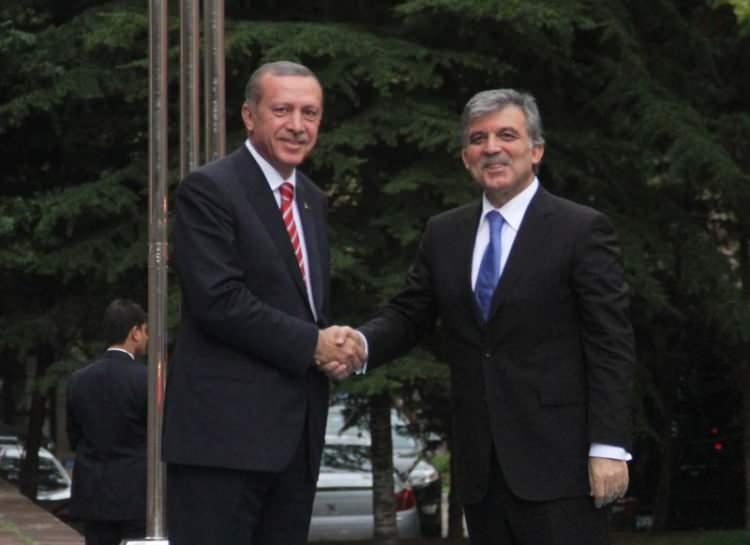 <p><strong>Sonuç değişmedi, Gül cumhurbaşkanı oldu</strong><br />
<br />
Anayasa Mahkemesinin CHP'nin başvurusunu kabul etmesi nedeniyle ikinci tur görüşmelerde toplantı yeter sayısı bulunamadığı gerekçesiyle cumhurbaşkanı seçimi gerçekleştirilemedi.</p>
<p>AK Parti’nin zaferle çıktığı genel seçimin ardından 20 Ağustos 2007’de toplanan TBMM, seçimin 1. turunda 341, 27 Ağustos’taki ikinci turunda 337 ve 28 Ağustos’taki üçüncü turunda 339 oy alan Abdullah Gül’ü Türkiye'nin 11. Cumhurbaşkanı seçti.</p>