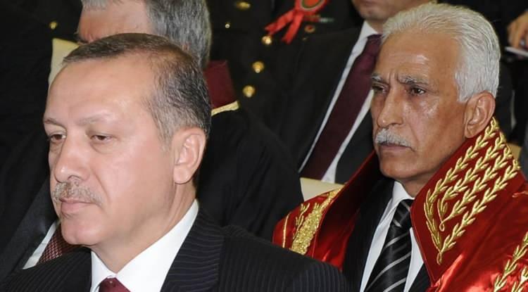 <p><strong>"AK Parti kapatılmalı"</strong><br />
<br />
Önünün kesilmesi için gösterilen gayretleri vatandaşın desteğiyle engelleyen AK Parti’ye bu defa da kapatma davası açıldı.</p>

<p>Eski Yargıtay Cumhuriyet Başsavcısı Abdurrahman Yalçınkaya tarafından hazırlanarak 14 Mart 2008’de Anayasa Mahkemesine sunulan iddianamede, aralarında Erdoğan ve Gül’ün de bulunduğu 71 kişiye 5 yıl süreyle siyaset yasağı getirilmesi ile partinin kapatılması istemi yer alıyordu. Mahkeme iddianameyi 31 Mart 2008'de kabul etti.</p>

<p>Dava 30 Temmuz 2008'de karara bağlandı. 5 üye kapatmaya karşı çıkarken, 6 üye kapatmadan yana oy kullandı. Böylece Anayasa'da öngörülen nitelikli çoğunluk sağlanamadığı için parti kapatma talebi reddedilmiş oldu.</p>

