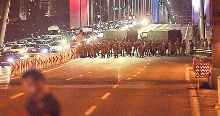<p><strong>FETÖ’nün darbe girişimi</strong><br />
<br />
Önceki denemelerinde hükümeti yıkmayı başaramayan FETÖ, 2016 yılına gelindiğinde son denemesini yaptı. FETÖ, TSK içine gizlediği üniformalı teröristleri aracılığıyla 15 Temmuz 2016 gecesi en kanlı ve hain projesini harekete geçirerek darbe girişimini başlattı.</p>
