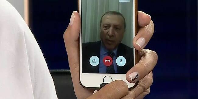 <p>Erdoğan'ın "Milletimizi, illerimizin meydanlarına, havalimanlarına davet ediyorum." çağrısı üzerine vatandaşlar tankların önüne geçerek demokrasiye sahip çıktı. AK Parti, Cumhuriyet Halk Partisi ve Milliyetçi Hareket Partisi'nin ortak hareket ederek milli iradeye kasteden FETÖ’cü teröristlere karşı demokrasinin yanında yer almasıyla darbe girişimi engellenmiş oldu.</p>

<p> </p>
