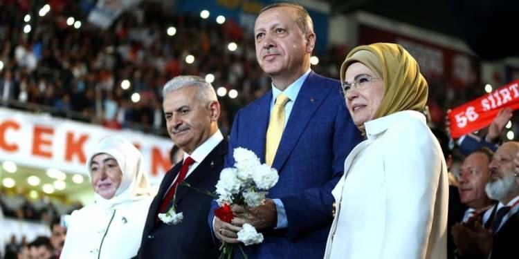 <p><strong>AK Parti'de 2'nci Erdoğan dönemi</strong><br />
<br />
AK Parti, Cumhurbaşkanı Erdoğan’ın üyelik beyannamesini imzalayarak geri dönmesinin ardından, 21 Mayıs'ta olağanüstü kongreye gitti. AK Parti'nin 3'üncü Olağanüstü Büyük Kongresi'nde bin 414 geçerli oyun tamamını alan Erdoğan, 998 gün sonra kurucusu olduğu partiye yeniden Genel Başkan seçildi.</p>
