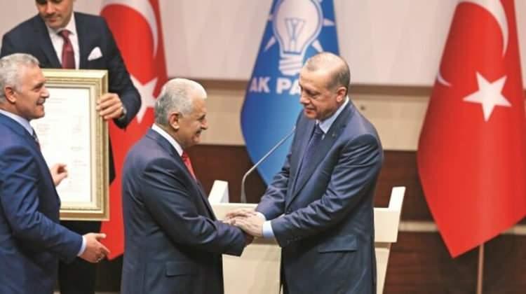 <p>İkinci Erdoğan döneminin başladığı AK Parti’de kongrede yapılan tüzük değişikliğiyle ihdas edilen "Genel Başkanvekilliği" görevine de Başbakan Binali Yıldırım getirildi.</p>

<p>Yeniden genel başkan olan Erdoğan, partinin yetkili organlarında çeşitli değişiklikler yaptı.</p>
