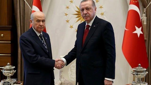 <p><strong>Yeni sistemin ilk cumhurbaşkanı</strong><br />
<br />
AK Parti’nin siyasi ittifak yaptığı MHP Genel Başkanı Devlet Bahçeli’nin seçimlerin erkene alınmasına yönelik teklifi Türkiye’nin gündemini değiştirdi.</p>

<p>Konuyu partisiyle değerlendiren Cumhurbaşkanı Erdoğan, MHP Genel Başkanı Bahçeli ile yaptığı görüşmenin ardından seçimlerin erkene alındığını ve 24 Haziran 2018'de yapılacağını belirtti.</p>
