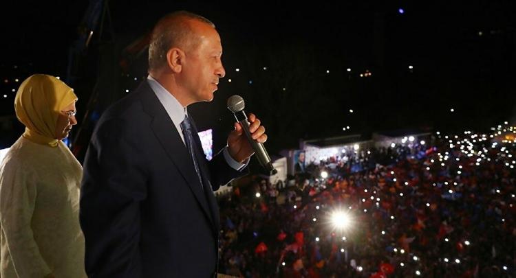 <p>Vatandaşlar ilk kez cumhurbaşkanı ve milletvekili seçimi için aynı gün sandığa gitti ve Cumhurbaşkanı Erdoğan, yüzde 52,38 oy alarak, Cumhurbaşkanlığı Hükümet Sistemi'nin ilk Cumhurbaşkanı oldu.</p>

<p>Erdoğan liderliğindeki AK Parti 42,28 oy oranına ulaşarak seçimi yine birinci olarak bitirdi. AK Parti ve MHP'nin yer aldığı "Cumhur İttifakı" ise yüzde 53,6 oy aldı.</p>

<p>9 Temmuz'da TBMM'de yemin ederek görevine başlayan Erdoğan, Cumhurbaşkanlığı Hükümet Sistemi'nin ilk Cumhurbaşkanlığı Kabinesi'ni de açıkladı. Cumhurbaşkanı Yardımcılığına Fuat Oktay getirildi.</p>
