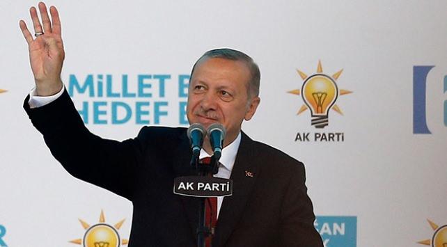 <p><strong>AK Parti’de kongre heyecanı</strong><br />
<br />
Cumhurbaşkanı Erdoğan, 18 Ağustos 2018'de gerçekleşen AK Parti 6. Olağan Büyük Kongresi'nde geçerli oyların tamamını alarak bin 380 oyla yeniden parti genel başkanlığına seçildi. Kongrede yapılan değişiklikle 24 Haziran seçimlerinde yapılan siyasi parti seçim ittifakı parti tüzüğüne girdi. Ayrıca tüzüğe "Merkez Yürütme Kurulu (MYK) üyeliği ile Cumhurbaşkanı Yardımcılığı veya Bakanlık görevi aynı kişide birleşemez." fıkrası eklendi.</p>