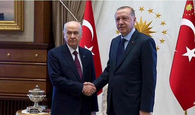 <p><strong>31 Mart yerel seçimleri</strong><br />
<br />
AK Parti ve MHP'nin oluşturduğu Cumhur İttifakı, 31 Mart 2019’da yapılan Mahalli İdareler Genel Seçimleri'nde de devam etti.</p>
<p>İki parti arasında yapılan görüşmeler sonucu AK Parti ve MHP arasında seçimlerde yapılacak ittifaka ilişkin detaylar belirlendi. Buna göre 30'u büyükşehir olmak üzere 51 ilde ittifak yapıldı. Cumhur İttifakı kapsamında MHP, Adana, Mersin ve Manisa büyükşehir belediyelerinde aday gösterirken, 27 büyükşehirde ise AK Parti aday çıkardı.</p>