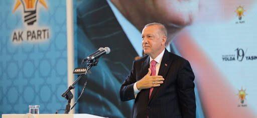 <p>Cumhurbaşkanı Erdoğan, videodaki seslenişinde, "Sevgili kardeşim, inanmak, emek harcamak, geçmişi bilerek yarına bakmak, azimle hedefe yürümek, engeller karşısında yılmamak bizi biz yapan değerlerdir. Dünkü başarıların yarınını aydınlatan ışığındır. Hep daha ileriyi hedefler ve aşkla çalışırsan hiç yorulmazsın. Kalbini ortaya koyarak yürürsen yol arkadaşlarınla tek vücut olursun. Aklınla hareket edersen tuzaklara düşmezsin. İnancın varsa, umudun da vardır. İnanç varsa, imkan da vardır. Başaracağına inan. Kendin için, ailen için, Türkiye için inandığın yolda yürü." ifadelerine yer verdi.</p>
<p> </p>