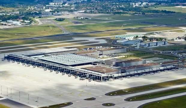 <p>Almanya’nın başkenti Berlin’de temeli 14 yıl önce atıldığı halde açılışı geçtiğimiz ay gerçekleştirilen Berlin Brandenburg Havalimanı’nda (BER) sorunlar bitmiyor. Yolcular, havalimanının çatısından su sızdığını ifade ediyor.</p>
