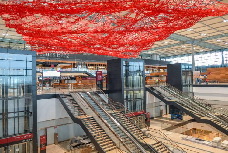 <p>Bir şirket sözcüsü, konuyla ilgili olarak Berliner Morgenpost gazetesine yaptığı açıklamada, sızıntıyı doğrulayarak “Bu, görünüşe göre ziyaretçi terasına çıkan bir merdivendeki yanlış kapatılmış bir çatı penceresi. Ne yazık ki, büyük projelerde böyle şeyler her zaman olabilir" dedi.</p>