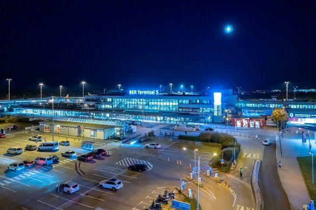 <p>Geçen sene Berlin havalimanlarından toplam 35 milyon yolcunun uçuş gerçekleştirdiği göz önünde bulundurulduğunda, BER’in kapasite sorunu yaşayacağına kesin gözüyle bakılıyor.</p>
