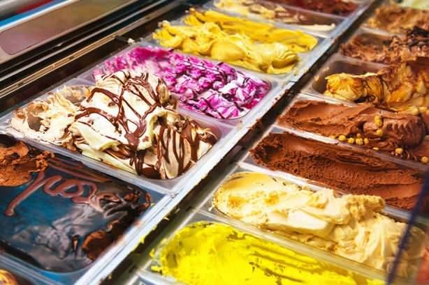 <p><span style="color:#000000"><strong>Gelato İtalyan dondurması diye açıklayabileceğimiz gelato, hem kalorisinin daha düşük olması hem de daha soğuk olması nedeniyle diğer Batı ülkelerindeki kremamsı dondurmalardan ayrışıyor. Bizim damak tadımıza gayet uygun olduğunu söyleyebiliriz.</strong></span></p>

<p> </p>
