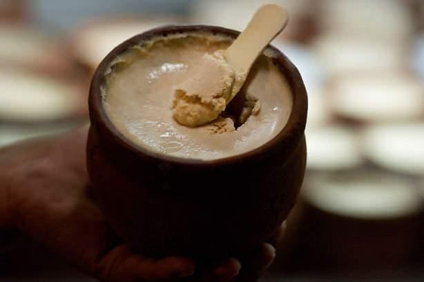 <p><strong><span style="color:#000000">Kulfi Yine Hindistan'a ait bir sütlü tatlı... Taze süt kısık ateşte saatlerce karıştırılarak pişiriliyor ve şekeri açığa çıkıyor. Ardından kalıplar içinde dondurulan kulfi soğuk yeniyor.</span></strong></p>

<p> </p>
