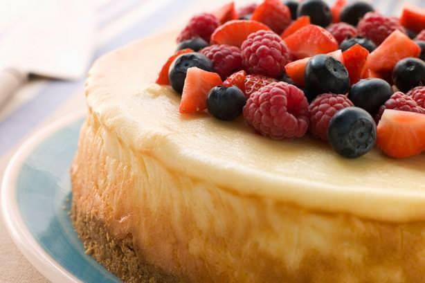 <p><strong><span style="color:#000000">New York cheesecake Cheesecake dünyanın birçok yerinde yapılan bir tatlı olsa da New York'unki diğerlerinden bir adım önde duruyor. Tabanı çok ince olan New York cheesecake'in peynirinin lezzeti de çok zengin.</span></strong></p>

<p> </p>
