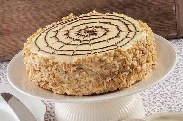 <p><span style="color:#000000"><strong>Eszterhazy torta Macaristan'ın geleneksel pastası için bademli mereng katmanlarının arası çikolatalı kremayla doldurulup üst üste diziliyor. En üste de çikolata ve vanilyalı krema sürülüyor.</strong></span></p>
<p> </p>