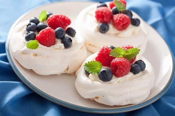 <p><span style="color:#000000"><strong>Pavlova Avustralya ve Yeni Zelanda arasında bir anlaşmazlık konusu olan Pavlova, adını Rus balerin Anna Pavlova'dan alıyor. Dışı çıtır çıtır içi yumuşacık tatlı merengin ortasına krema dolduruluyor, üzerine ise ekşi meyveler yerleştiriliyor.</strong></span></p>
<p> </p>
