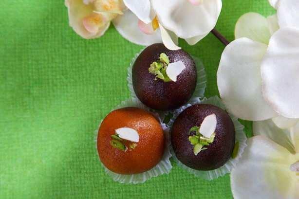 <p><span style="color:#000000"><strong>Gulab jamun Hindistan'ın geleneksel tatlısı ise gulab jamun adı verilen bu lokmalar. Ancak gulab jamun hamurla değil koyulaştırılmış sütle yapılıyor ve sıvı yağ yerine sadeyağda kızartılıyor. Şerbetine de aroma versin diye kakule ve gül suyu ekleniyor. Zaten gulab da gül suyu demek.</strong></span></p>

<p> </p>
