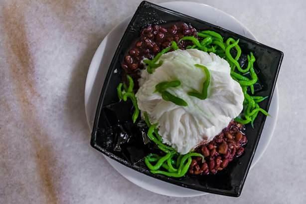 <p><span style="color:#000000"><strong>Cendol Singapur'a gidenler bu çok renkli tatlıyı hatırlayacaklardır. Buzlu Hindistan cevizi sütünün içine pirinç unundan yapılma yeşil bir jöle ve bir kaşık tatlandırılmış fasulye ekleniyor.</strong></span></p>

<p> </p>
