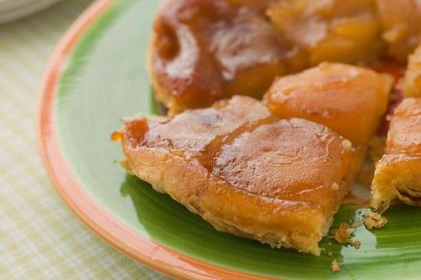 <p><span style="color:#000000"><strong>Tarte tatin Fransa'dan bir diğer ünlü tatlı da tarte tatin. Elma, şeker ve tereyağı tavaya yerleştiriliyor. Üzeri hamurla kapatılıyor. Hamur pişerken diğer malzemeleri de mühürlüyor. Şeker karamelize oluyor, elmalar eriyor. Daha fazla söze gerek var mı?</strong></span></p>

<p> </p>
