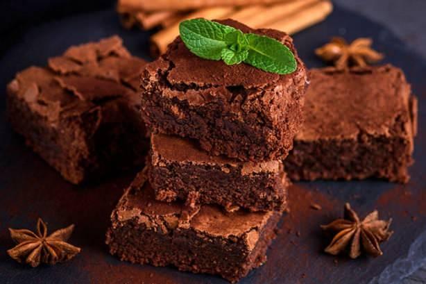<p><span style="color:#000000"><strong>Son yıllarda ülkemizde de çok sevilen brownie, Amerikan kökenli bir tatlı. 100 yılı aşkın bir geçmişi olan brownie'nin üzerine sundae denilen dondurmalardan konarak yenmesi makbul.</strong></span></p>

<p> </p>
