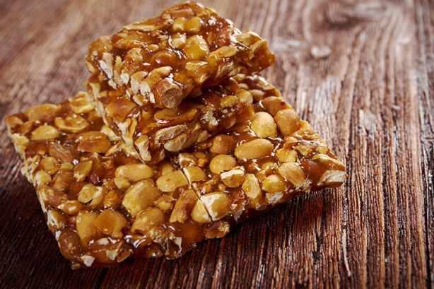 <p><span style="color:#000000"><strong>Kashata Doğu Afrika'da karşımıza çıkan kashata için fıstık, Hindistan cevizi ya da ikisi birden karamelize şekerle karıştırılıyor. Ardından kalıp halinde kurutuluyor ve parçalanıyor. Krokanın Afrikalı kuzeni diyebiliriz.</strong></span></p>

<p> </p>
