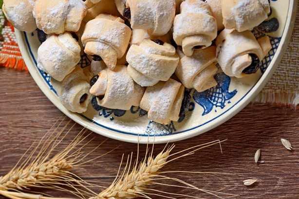 <p><span style="color:#000000"><strong>Kifli Macaristan'dan bir diğer geleneksel tatlı da kifli. İçi kayısı ve erikle dolu bu ay şeklindeki kurabiyeleri kruvasana benzetmekle yanlış yapmış olmayız.</strong></span></p>

<p> </p>
