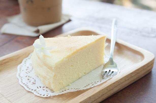 <p><span style="color:#000000"><strong>Japon cheesecake'i Bildiğimiz cheesecake'lerden çok daha pofuduk olan bu cheesecake'in görüntüsü sıradan bir keki andırıyor ancak lezzeti efsane.</strong></span></p>

<p> </p>
