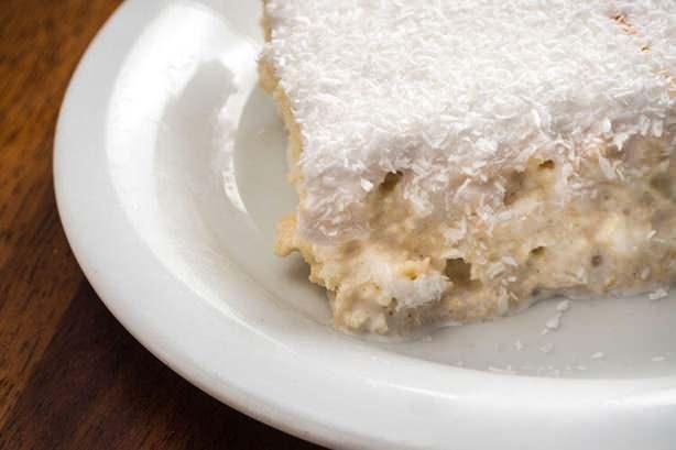 <p><span style="color:#000000"><strong>Tres leches Kelime anlamı "üç süt" olan tres leches pastası Meksika'da ve Güney Amerika'da yapılıyor. Kek bu üç çeşit sütü güzelce emiyor ve sünger gibi oluyor. 'Tres leches'in Türkçe'ye trileçe olarak girdiğini de söylemeden geçmeyelim.</strong></span></p>

<p> </p>
