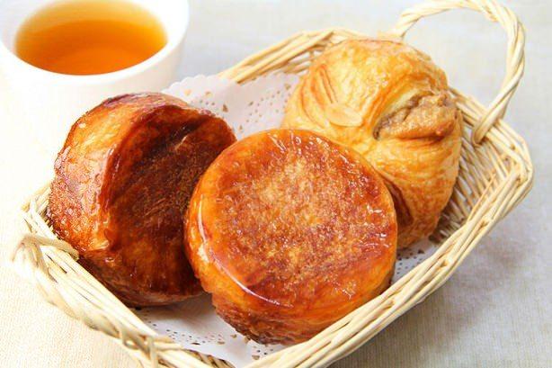 <p>Kouign amann Fransa'nın Breton bölgesine özgü bu dışı karamelli hamur tatlısı o bölge dışında pek bilinmiyordu. Ancak ünlü şef Dominique Ansel SoHo'daki fırınında kouign amann'ları tezgaha yerleştirince bir anda çok favori lezzetlerden biri haline geldi.</p>

<p> </p>
