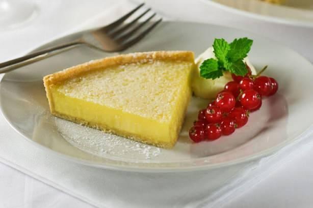 <p><strong>Limonlu tart Fransa'nın bir diğer geleneksel tatlısı olan limonlu tartın asıl heyecan verici özelliği kıtır kıtır ağızda dağılan tabanı.</strong></p>

<p> </p>
