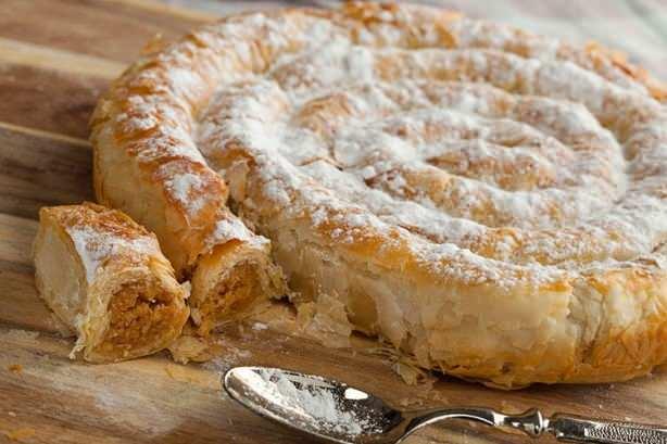 <p><strong>M'hanncha Fas'tan bir diğer meşhur tatlı da m'hanncha. Bu tatlı için portakal çiçeği suyu ve sakızla tatlandırılmış bademler yufkaya sarılıyor ve sarmal şekilde tepsiye yerleştiriliyor. Görüntüsü nedeniyle "yılan kek" de deniyor.</strong></p>

<p> </p>
