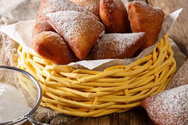 <p><span style="color:#000000"><strong>Mandazi Sudan, Uganda, Kenya, Mozambik, Tanzanya gibi birçok Afrika ülkesinde yapılan bu hamur tatlısının özelliği içine eklenen Hindistan cevizi sütünün verdiği yumuşaklık ve lezzet. Bazen içine bir tutam kakule de ekleniyor.</strong></span></p>

<p> </p>
