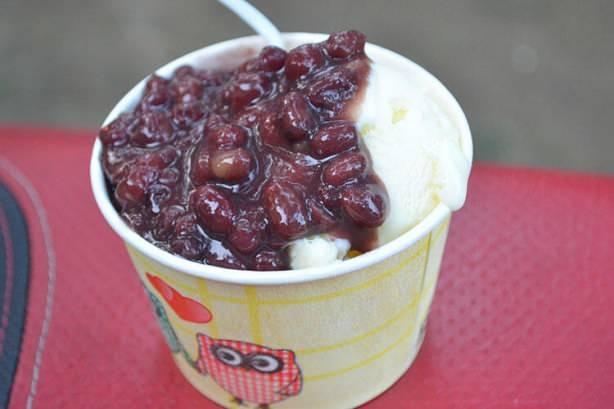 <p><span style="color:#000000"><strong>Xue hua bing Tayvan'ın bu tatlısı da bir nevi dondurma. Yeşil çaydan meyve püresine birçok farklı malzemeyle tatlandırılan krema önce iyice donduruluyor ardından tıraşlanarak kaselere bölüştürülüyor. Üzerine kırmızı fasulye macunu, taro, çim reçeli, taze meyveler, koyulaştırılmış tatlı süt ve mochi denilen hamur tatlısı ekleniyor.</strong></span></p>

<p> </p>
