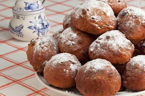 <p><span style="color:#000000"><strong>Oliebollen Hollanda'nın geleneksel tatlısı da oliebollen isimli yağda kızarmış hamur topları. Bu topların hamuruna kuru üzüm ya da kuş üzümü ekleniyor. Piştikten sonra pudra şekerine bulanıyor. Genelde sokak lezzeti olarak tüketilen oliebollen'in yılbaşında yenmesi de bir Hollanda adeti.</strong></span></p>

<p> </p>
