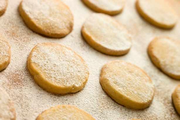 <p><span style="color:#000000"><strong>Polvorones Filipinler, İspanya ve Latin Amerika'da karşımıza çıkan bu pudra şekerli kurabiyeler, dokunduğunuz anda dağılacak kadar gevrek ve hassas. Bu kurabiyelere Meksika düğün kurabiyesi de deniyor.</strong></span></p>

<p> </p>
