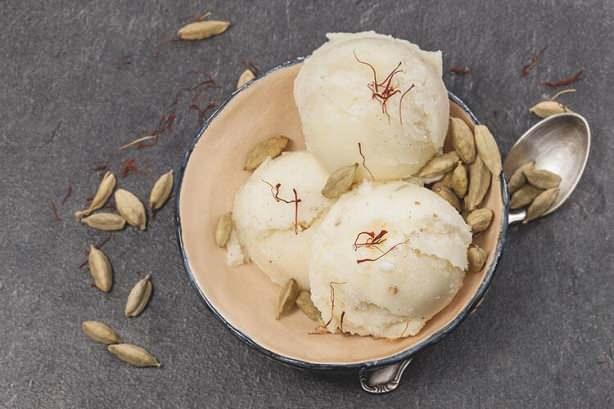 <p><span style="color:#000000"><strong>Safranlı dondurma Komşumuz İran'ın mutfağında çok önemli bir yeri olan safran bu kez dondurmaya katılmış. İçinde ayrıca gül suyu ve fıstık olan safranlı dondurma özel günlerde sofralarda mutlaka bulunuyor.</strong></span></p>

<p> </p>
