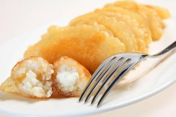 <p><span style="color:#000000"><strong>Kadayıf Yine Ortadoğu'nun genelinde karşımıza çıkan bir lezzet. Türkiye'de de yassı kadayıf ya da taş kadayıf dediğimiz bu tatlı farklı yörelerde taze peynir, kuru meyve, fıstık, gül suyu ya da tarçınlı kremayla tatlandırılıyor.</strong></span></p>

<p> </p>
