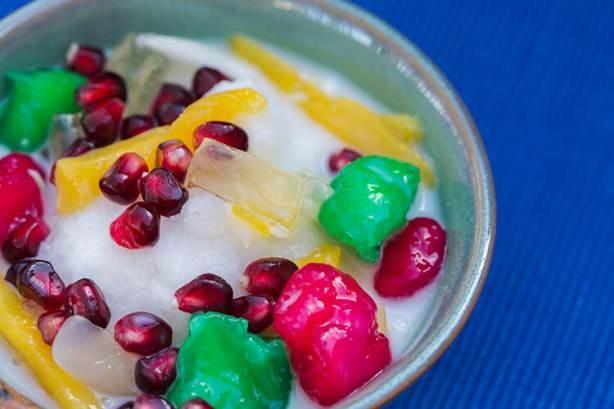 <p><span style="color:#000000"><strong>Tub tim krob Tayland'ın bir diğer tatlısı da adı "çıtır yakutlar" anlamına gelen tub tim krob. Su kestaneleri nar şurubuna batırılıyor, tapyoka ununa bulanıyor ardından da haşlanıyor. Sonuçta hem çıtır hem de yumuşak bir tatlı ortaya çıkıyor. Hindistan cevizi sütü de tatlıya hafif bir tuzluluk katıyor.</strong></span></p>

<p> </p>
